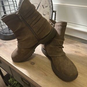 Very G brown moto boots size 8